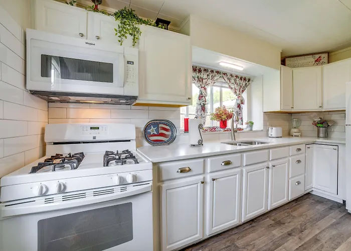 Private Retreat W/ Gas Grill + Patio Hébergement de vacances Plainfield