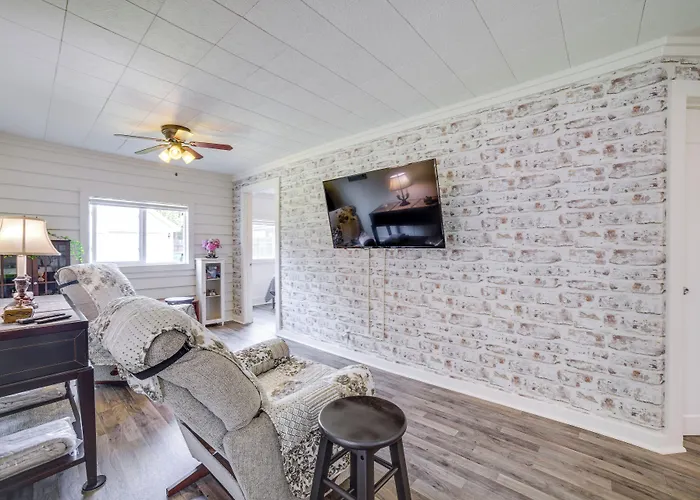 Private Retreat W/ Gas Grill + Patio Hébergement de vacances Plainfield